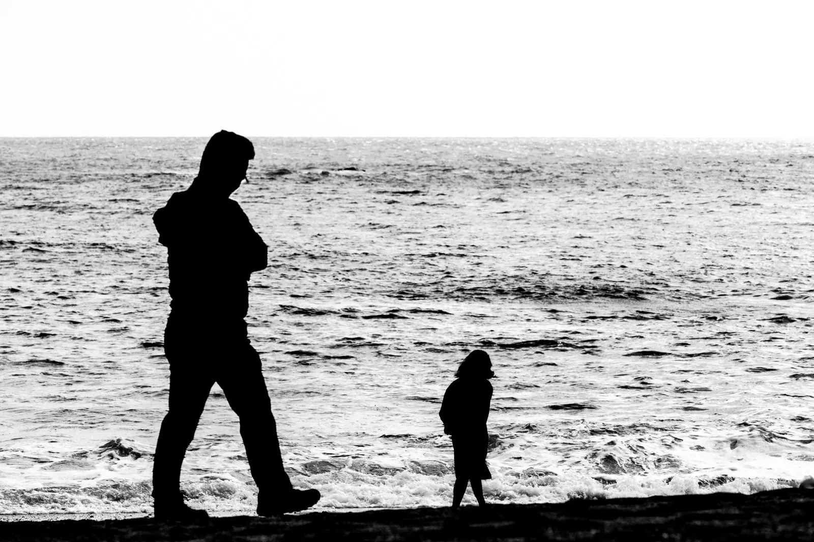 Zwei Silhouetten am Meer, Japan