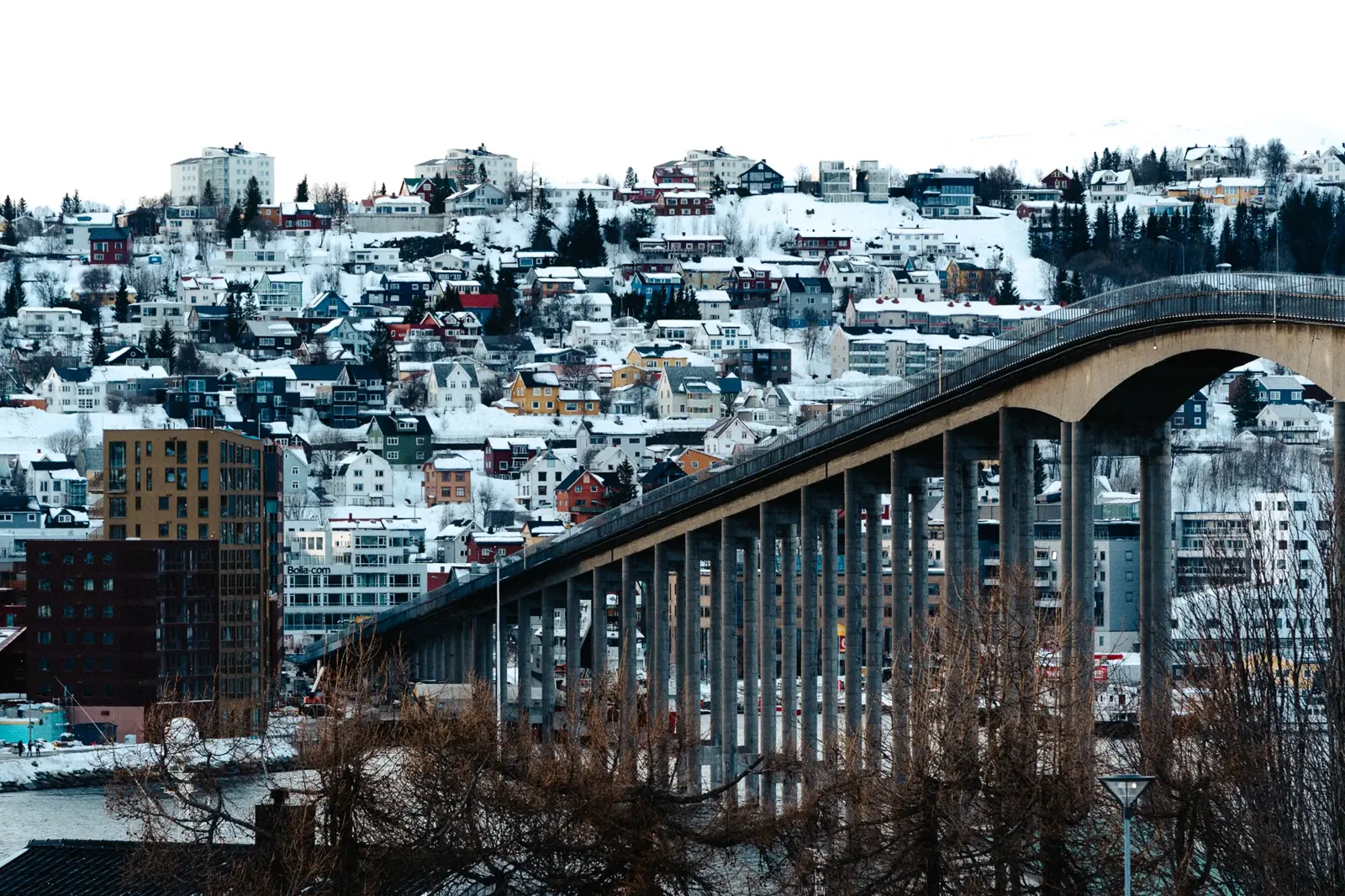 Die Brücke von Tromsø im Winter, Norwegen