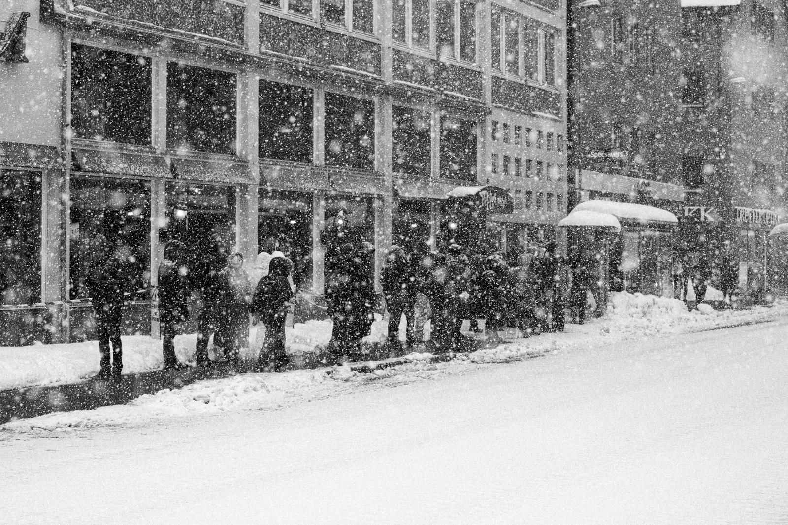 Schneetreiben auf einer Straße in Tromsø, Norwegen