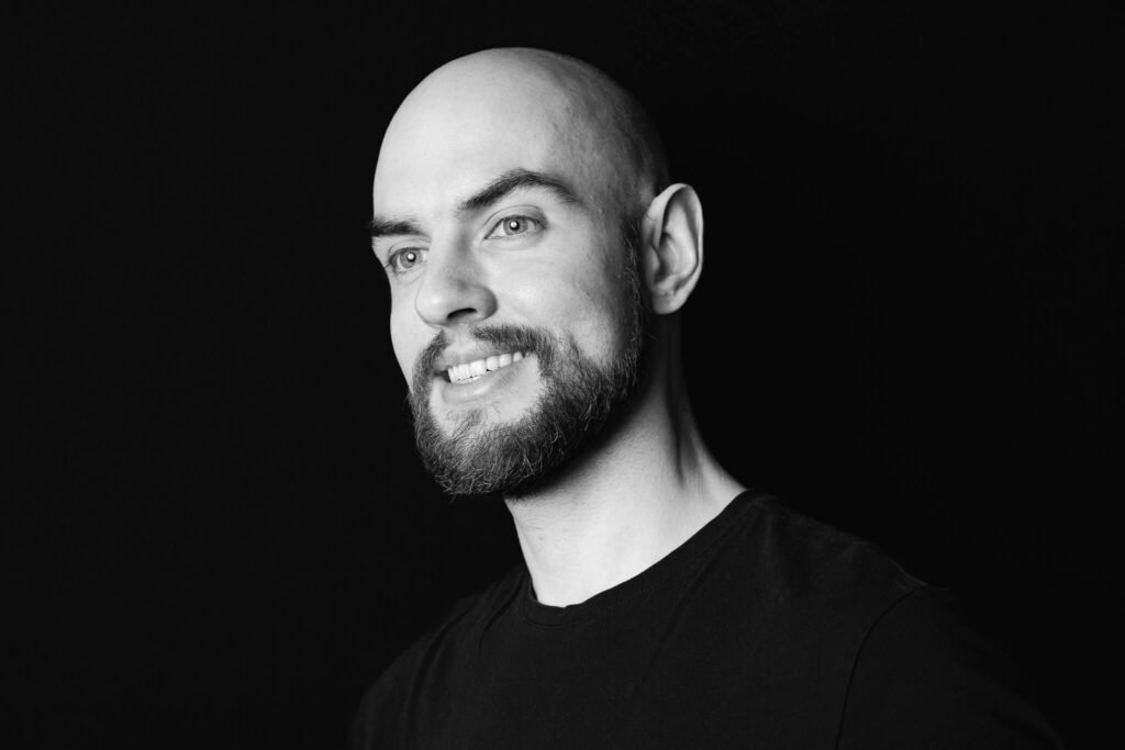 Eric Hinzpeter | AI und Automations Experte 1 Eric Hinzpeter, a man with a beard smiling