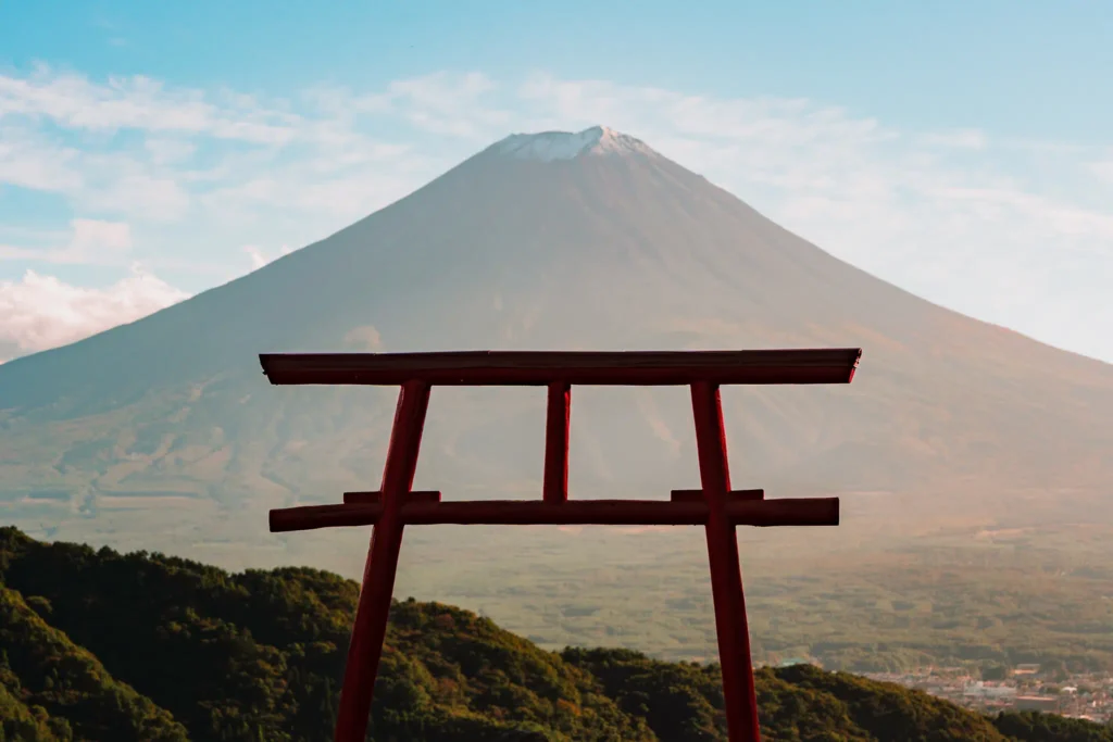 Ein Bild vom Berg Fuji mit einem Tori davor.